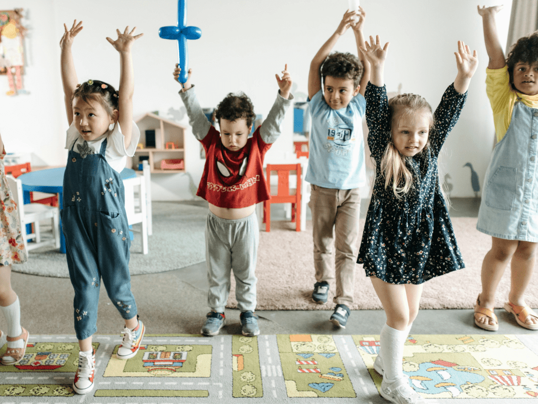 grupka dzieci bawiących się w pomieszczeniu