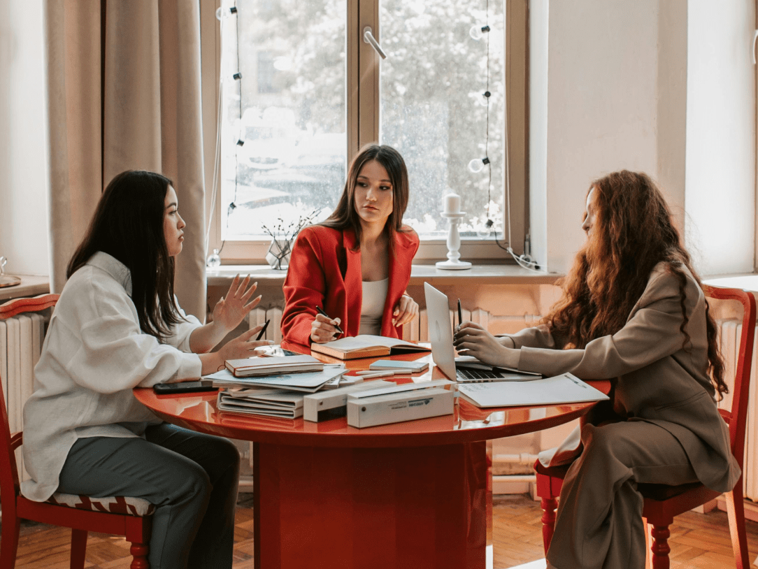 Kobiety dyskutujące przy stole