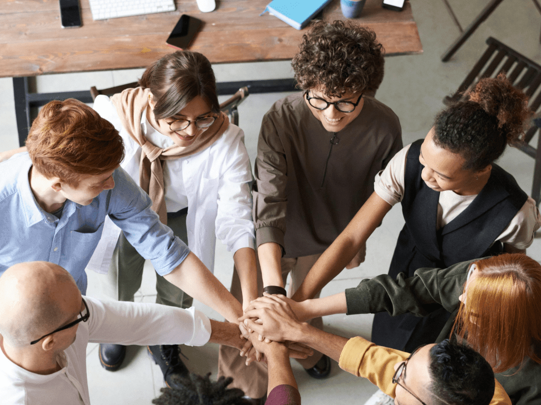 Ludzie łączący dłonie w geście współpracy